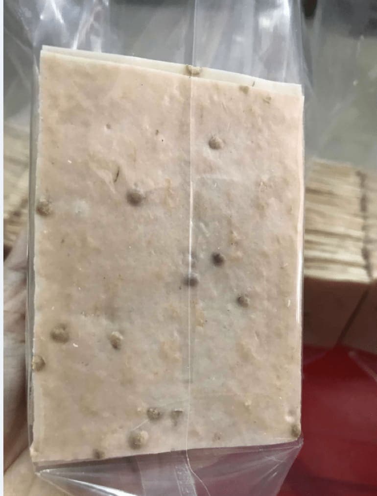 Công đoạn đóng gói bánh phồng tôm