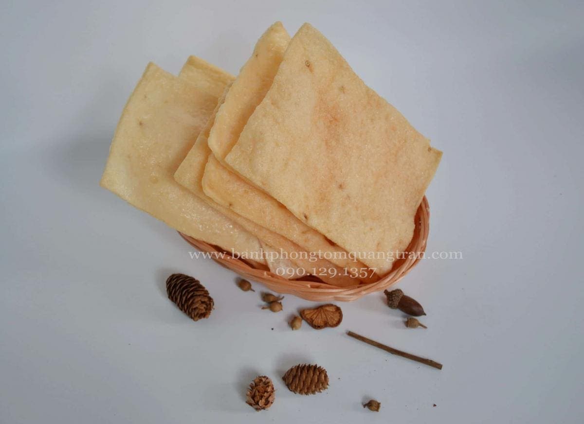 Miếng bánh phồng tôm hình chữ nhật đặc trưng