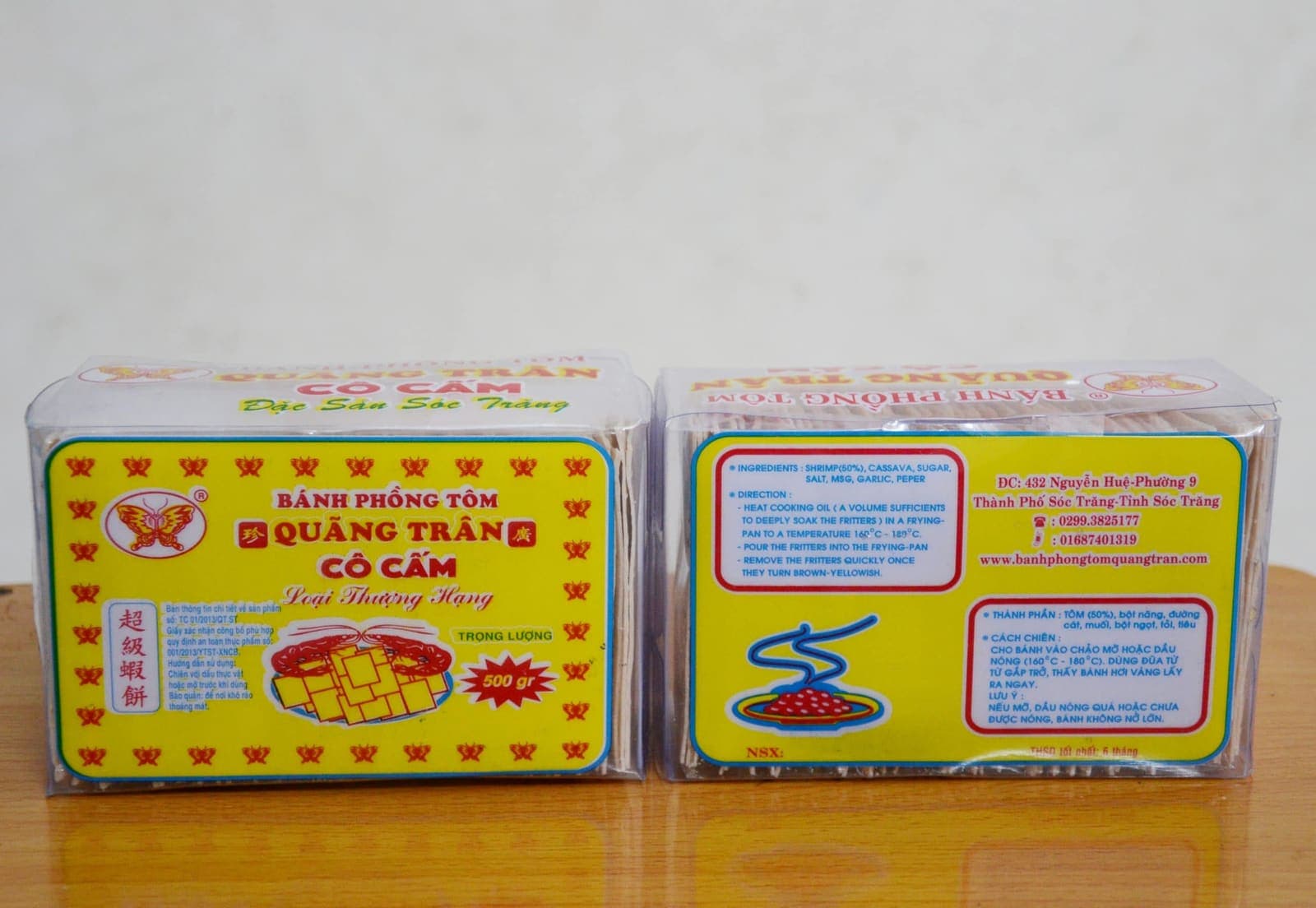 Cận cảnh bề mặt miếng bánh phồng tôm