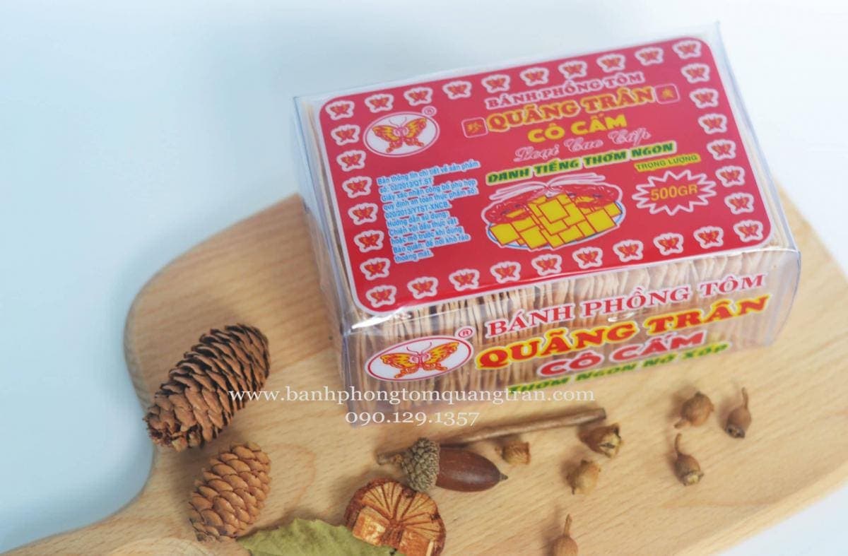 Cận cảnh miếng bánh phồng tôm Cô Cấm