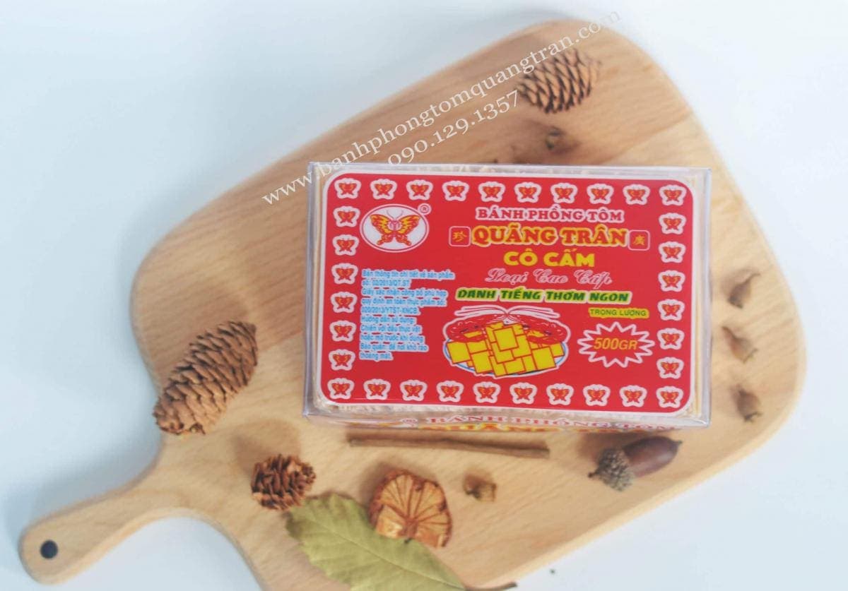 Bánh phồng tôm Quãng Trân Cô Cấm trên nền gỗ