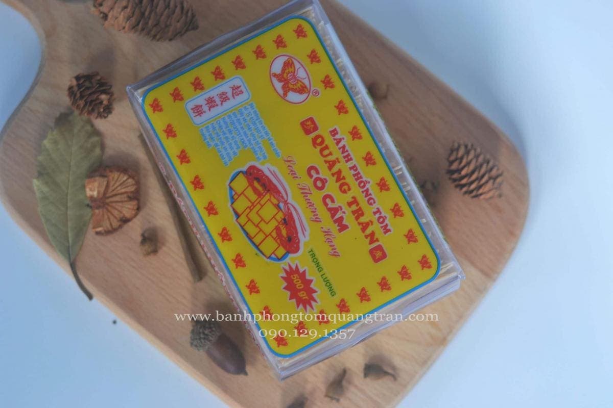 Bánh phồng tôm sống xếp đều trong hộp