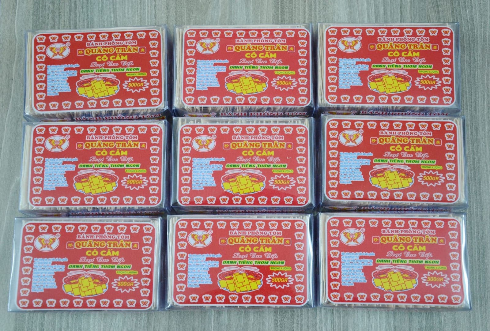 Bánh phồng tôm sống trong hộp nhựa cứng