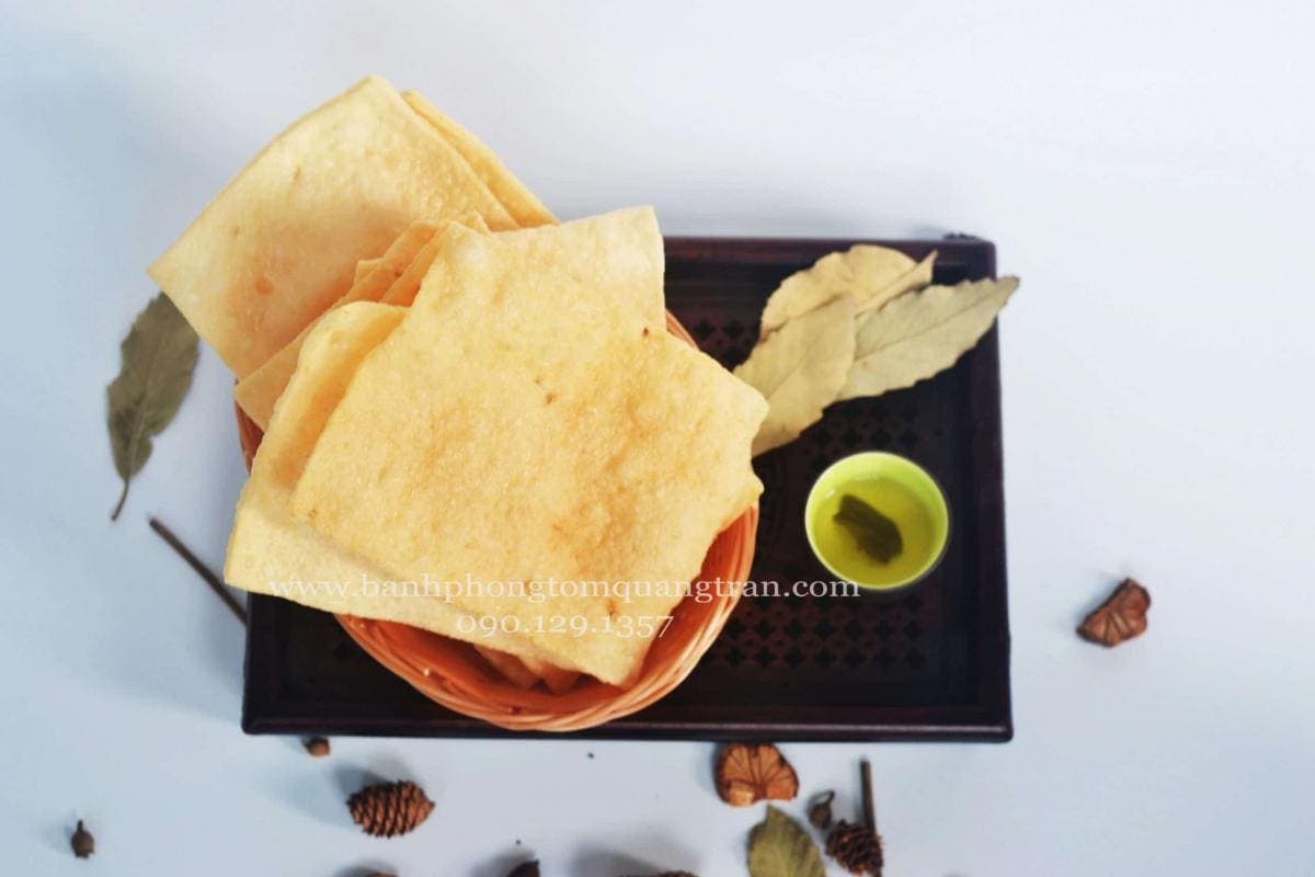 Ba loại bánh phồng tôm Cô Cấm xếp cạnh nhau