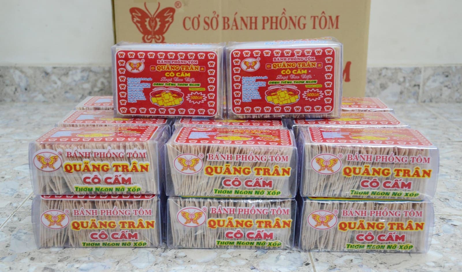 Bánh phồng tôm Cô Cấm bày biện đẹp mắt