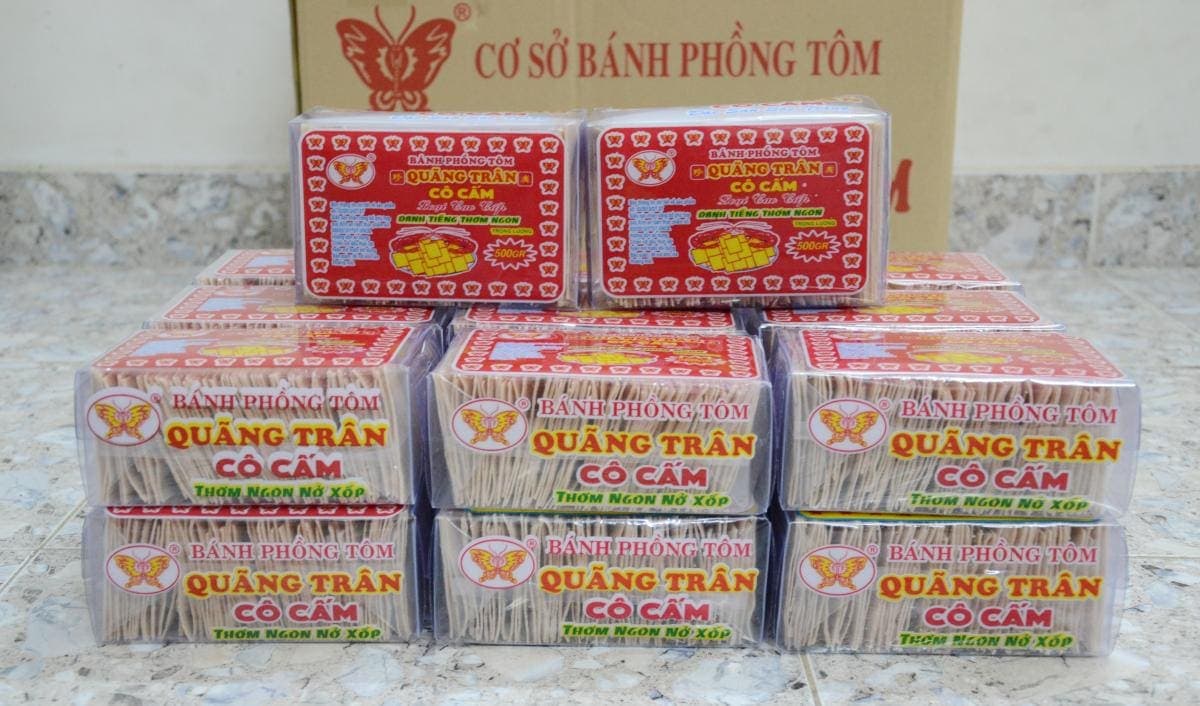 Bánh phồng tôm Cô Cấm bày trên bàn tiệc