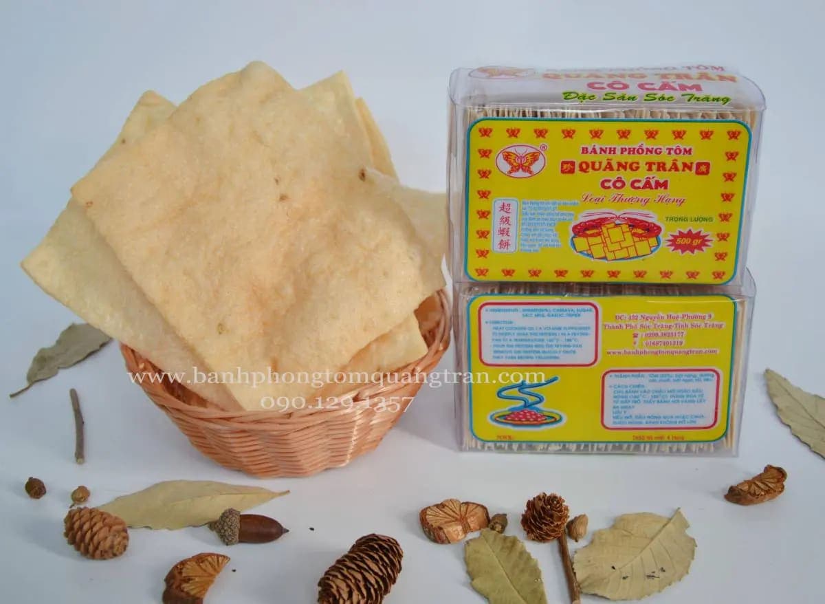 Bánh phồng tôm Cô Cấm chiên vàng đều hai mặt