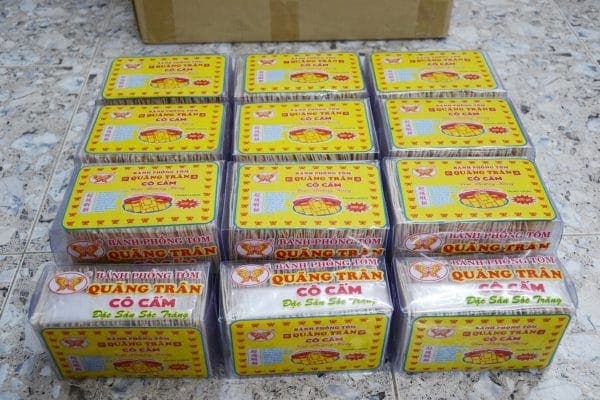 Bánh phồng tôm Cô Cấm cận cảnh miếng bánh