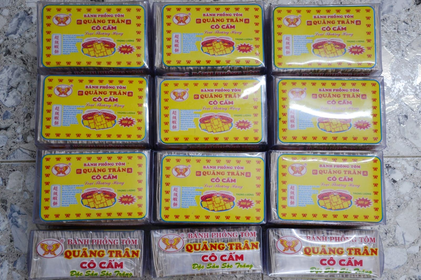 Bánh phồng tôm Cô Cấm sau khi chiên