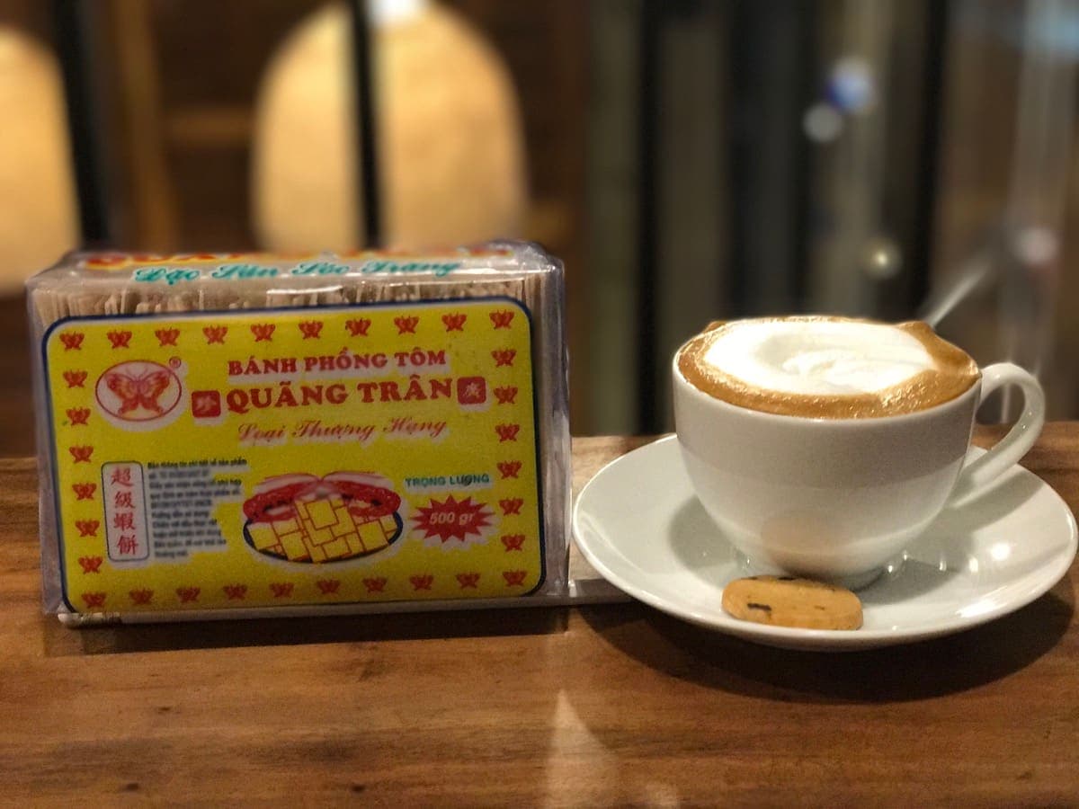 Công đoạn làm bánh phồng tôm thủ công
