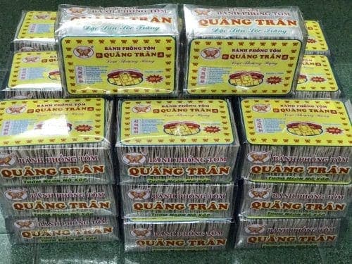 Bánh phồng tôm phơi nắng tại lò