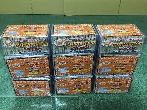 Bánh phồng tôm được phơi thủ công