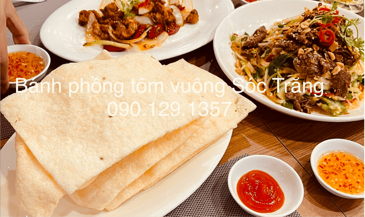 Bánh phồng tôm và món gỏi trong ngày lễ