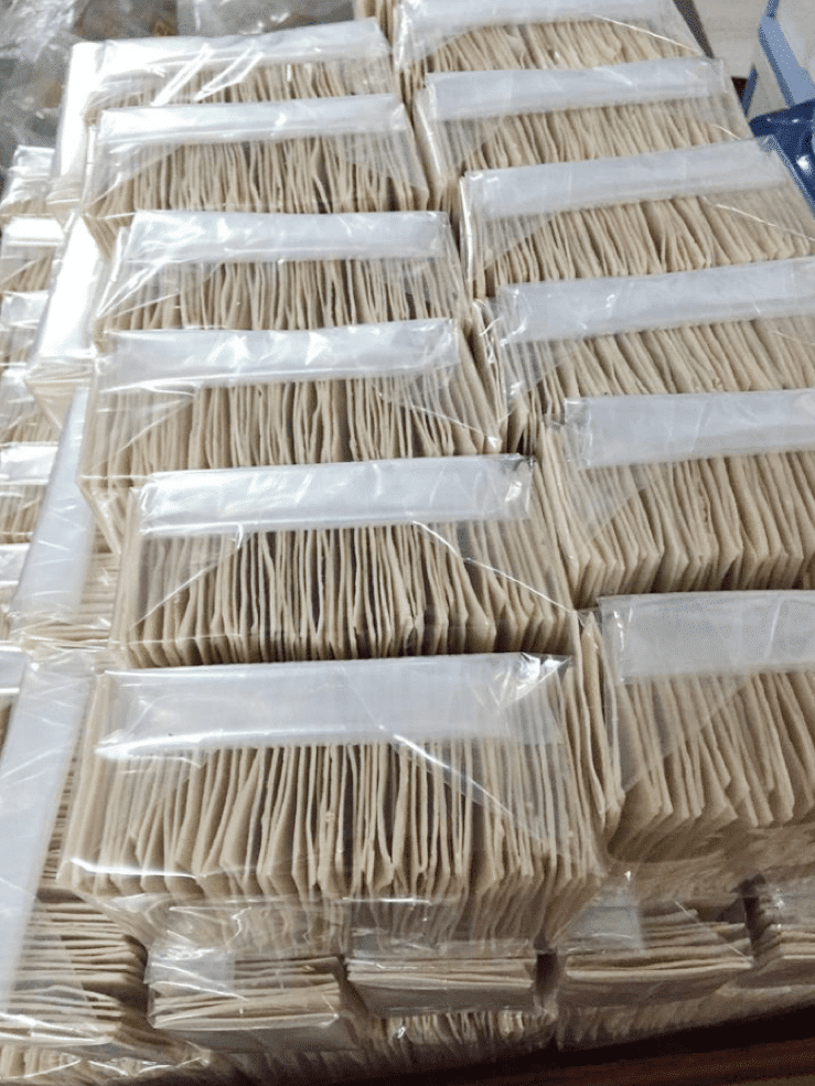 Chồng bánh phồng tôm đóng gói trong bọc nilong