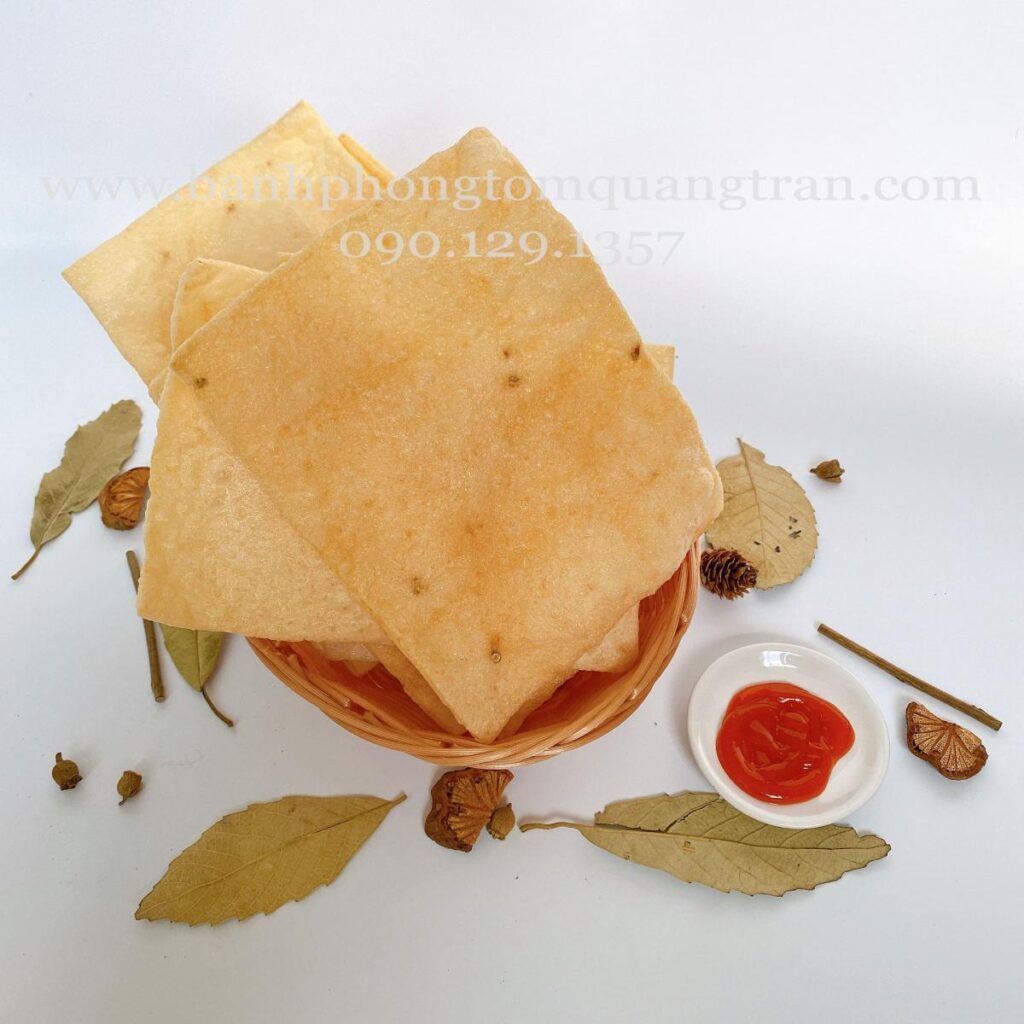Bánh phồng tôm vuông Cô Cấm sau khi chiên