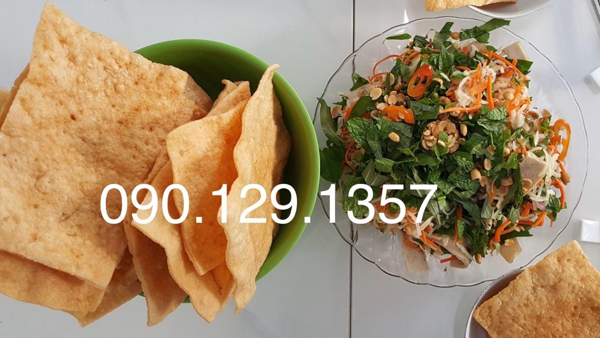 Gỏi cà rốt rau thơm ăn kèm bánh phồng tôm