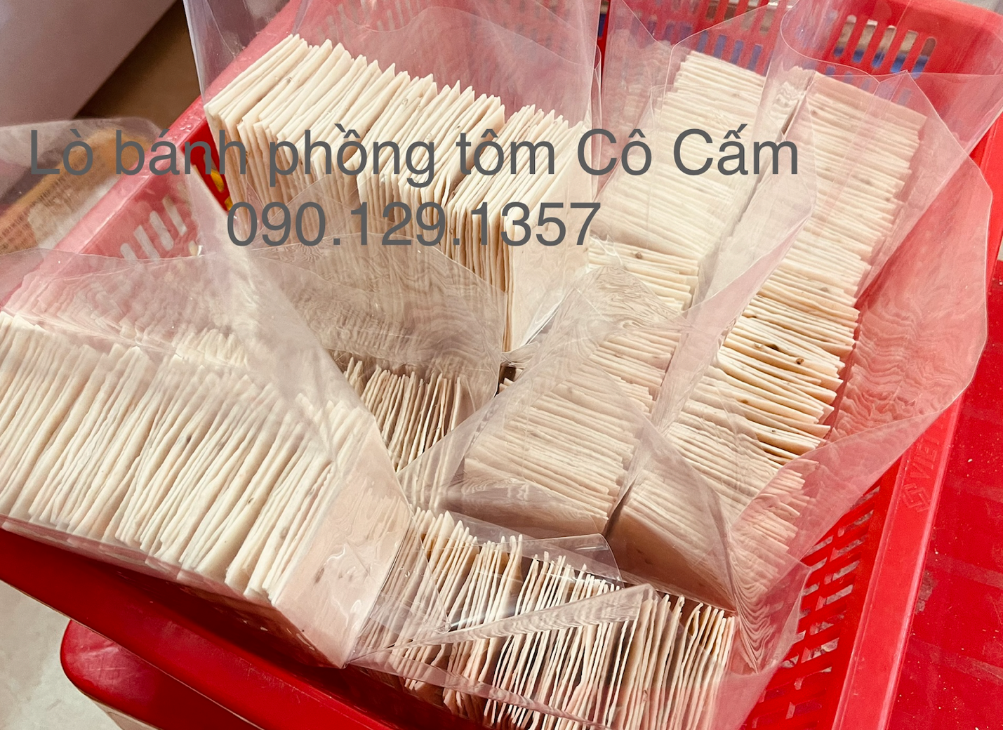 Bánh phồng tôm cho vào bịch trước khi đóng gói