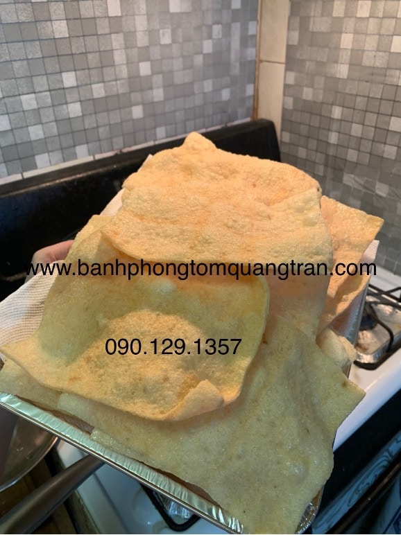 Bánh phồng tôm Co Cấm do khách chiên