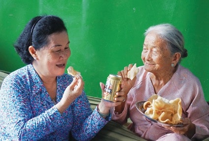 Bánh phồng tôm và người lớn tuổi