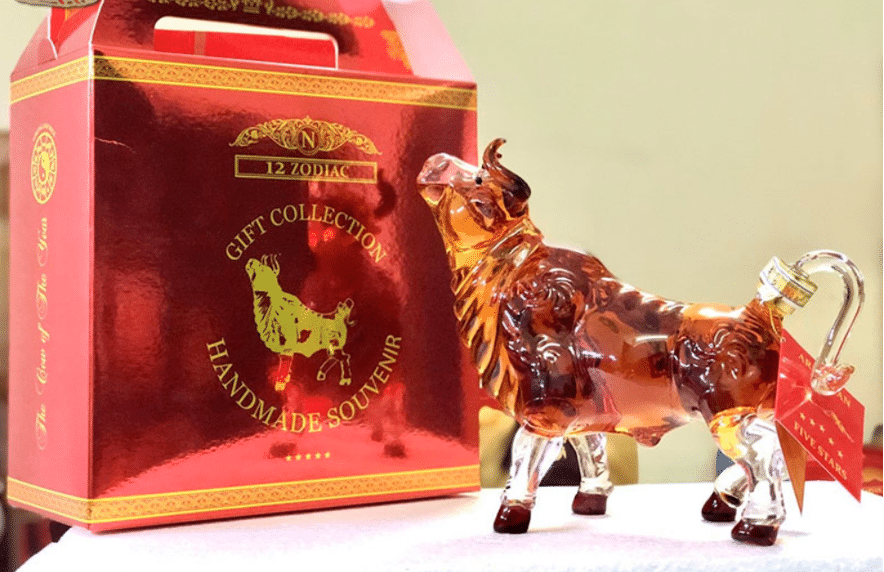 Rượu Whiskey Nga phong thuỷ hình Trâu 2021 có giá khoảng 1.600.000 đồng