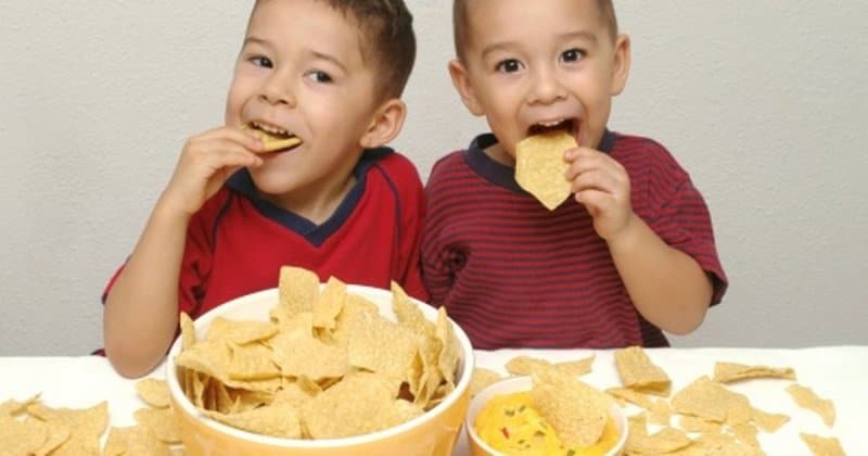 Snack tuy ngon nhưng cũng có nhiều tác hại với trẻ nhỏ nếu dùng quá nhiều