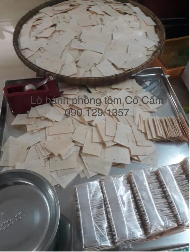 Bánh phồng tôm đang được đóng gói