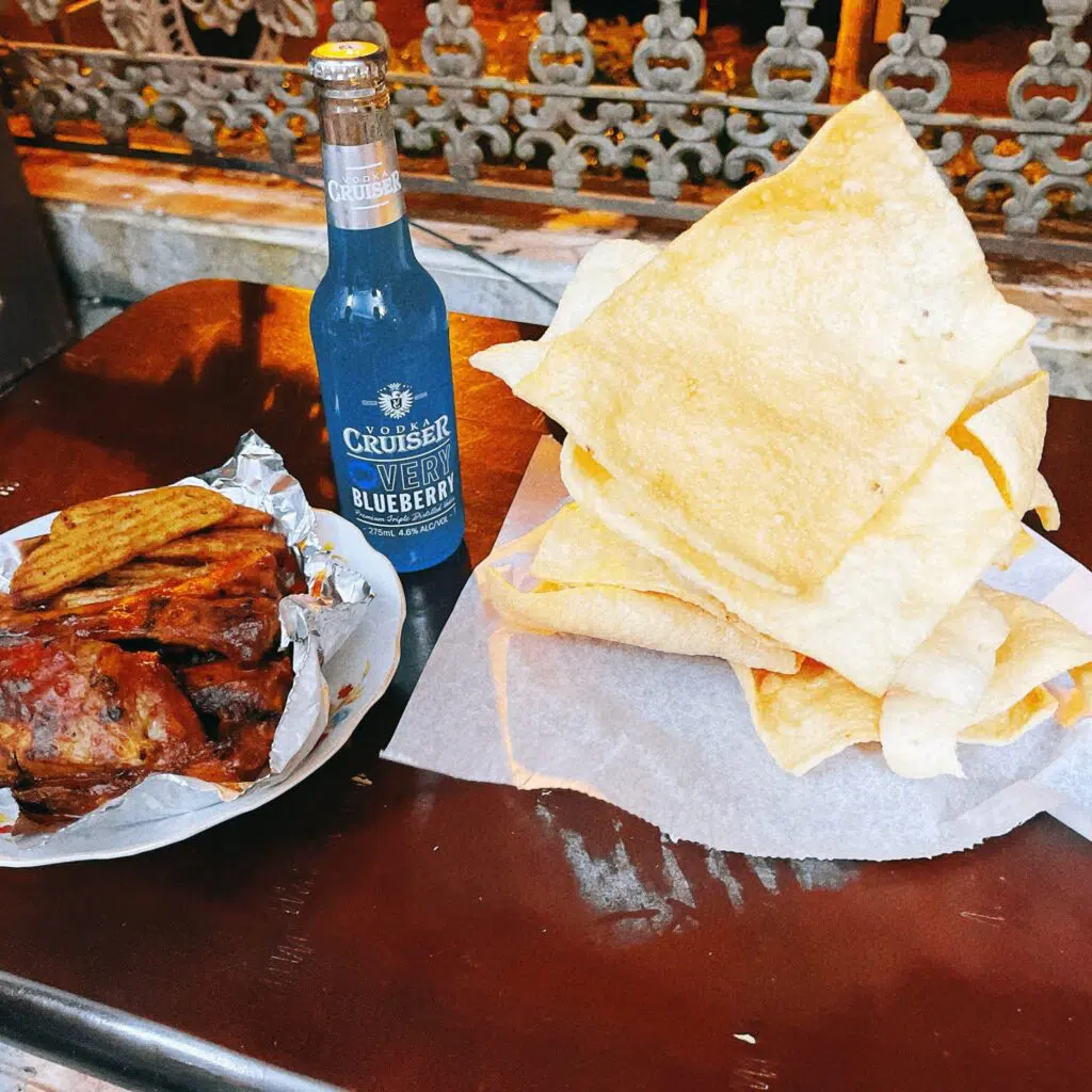 bánh phồng tôm và bia nhập khẩu Cruiser